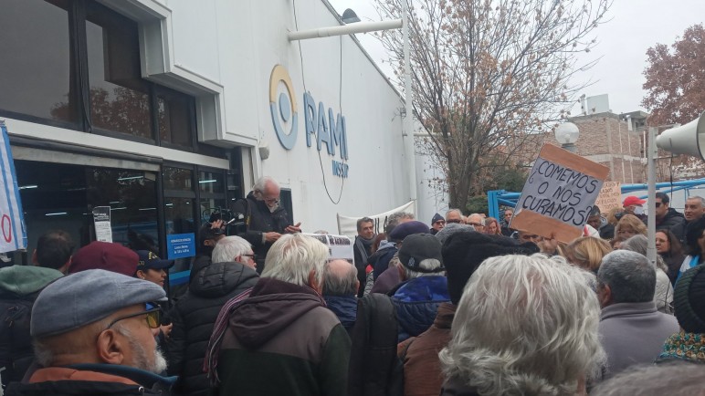 Las y los jubilados de Mendoza llevaron sus reclamos a la sede del PAMI